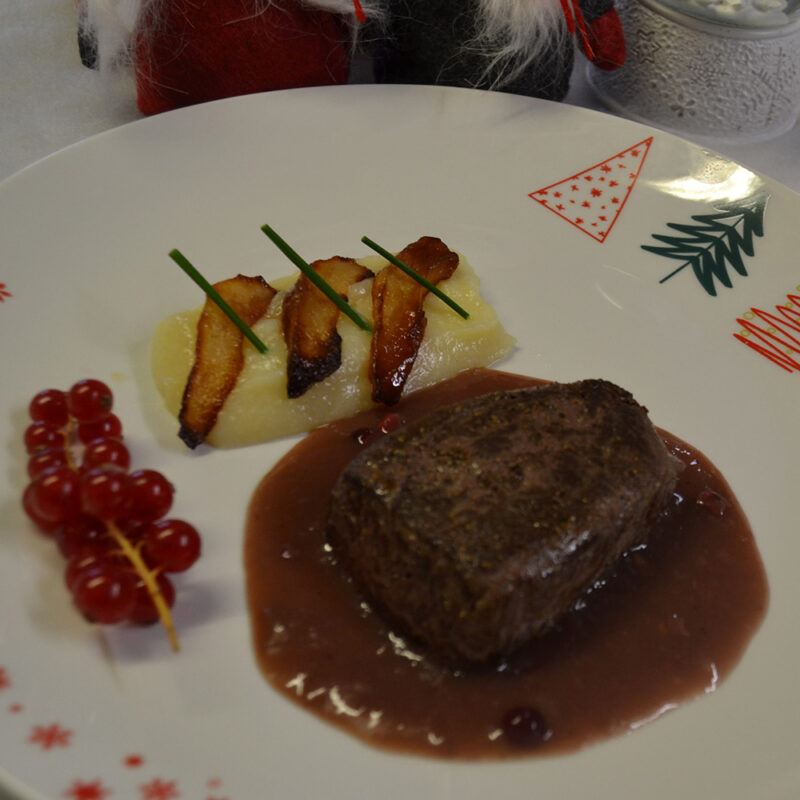 Pavé de Cerf, sauce Grand Veneur, Parmentier de Céleri et Poire confite aux Airelles - la part